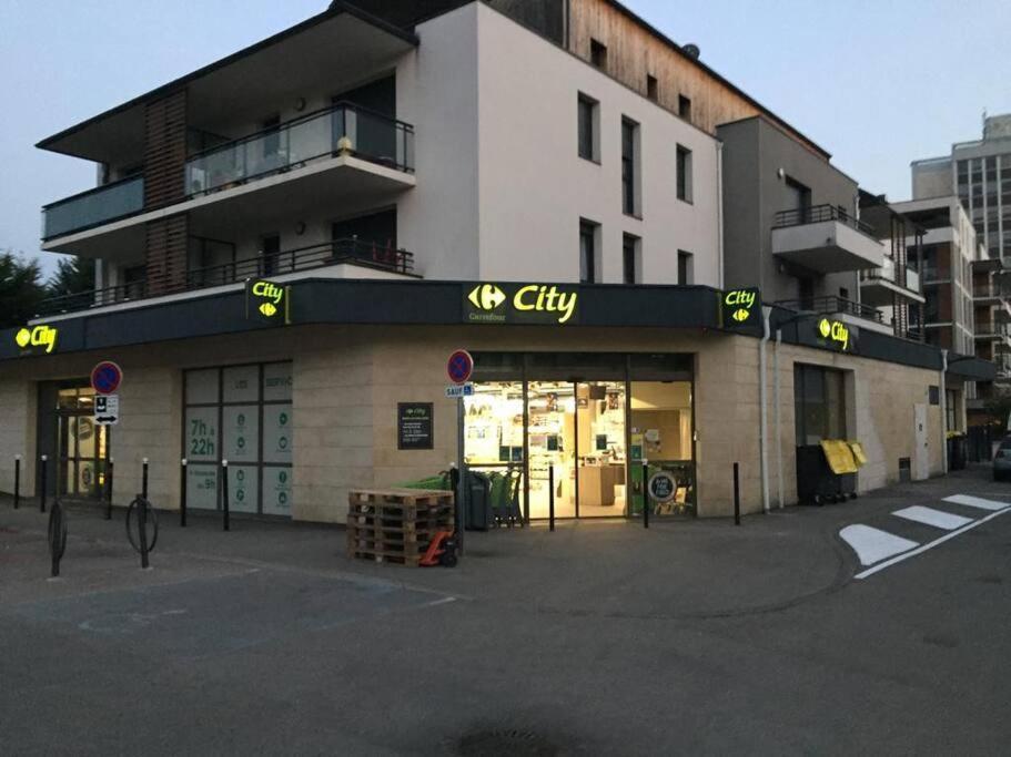 Logement A Brive Avec Terrasse Et Climatisation - Pres De La Gare Et Du Centre-Ville - Wifi Et Stationnement Gratuit Esterno foto